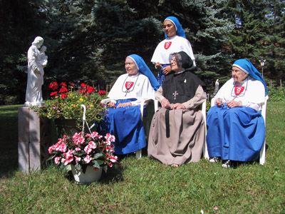Elderly Sisters with the Apostles of Infinite Love, Ältere Schwestern mit den Aposteln der unendlichen Liebe