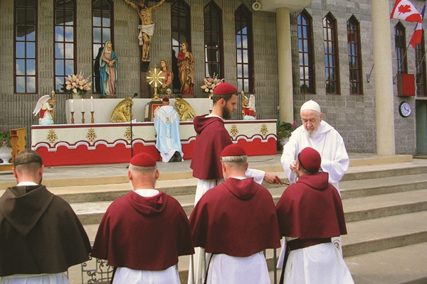 Distribution of Holy Communion by Fr. John Gregory of the Trinity, Verteilung der Heiligen Kommunion durch Pater John Gregory von der Dreifaltigkeit