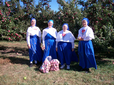 Recogida de donaciones por las Hermanas Apóstoles del Amor Infinito, Zbieranie datków przez Sióstr Apostołek Nieskończonej Miłości