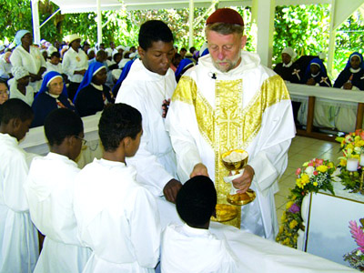Distribution de la sainte Communion chez les Apôtres de l'Amour Infini en Guadeloupe