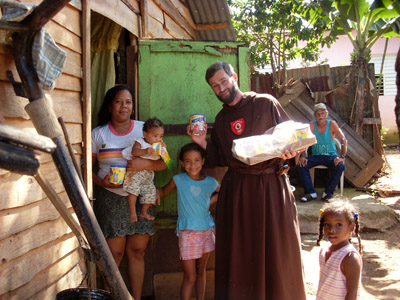 Distribution de nourriture par les Apôtres à Bonao