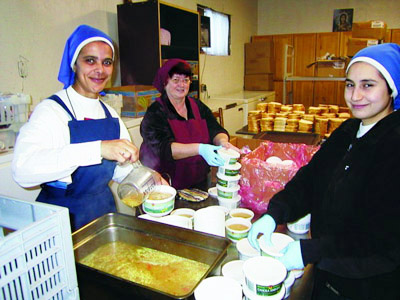 Préparation des lunchs pour les itinérants dans la ville de Québec