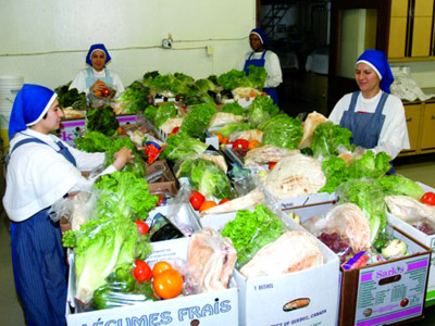 Préparation des boîtes de nourriture pour les familles.