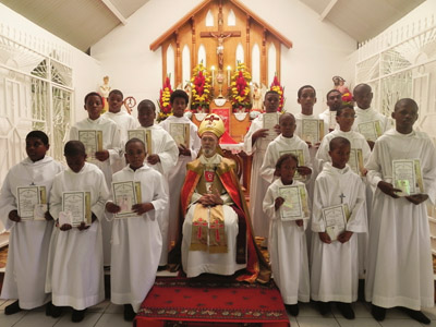 Groupe d'enfants après la confirmation chez les Apôtres de l'Amour Infini en Guadeloupe