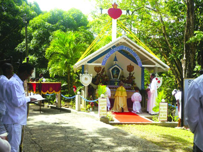 Procession de la Fête-Dieu chez les Apôtres de l'Amour Infini à Deshaies, Guadeloupe