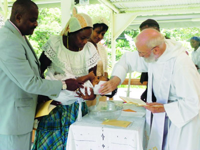 Baptême d'un bébé chez les Apôtres de l'Amour Infini en Guadeloupe