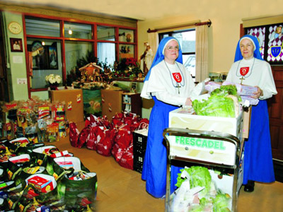 Les boîtes alimentaires prêtes à distribuer.