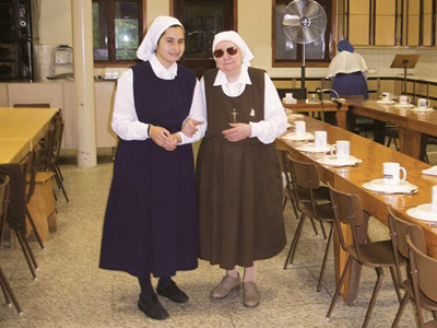 Elderly Sisters with the Apostles of Infinite Love, Ältere Schwestern mit den Aposteln der unendlichen Liebe