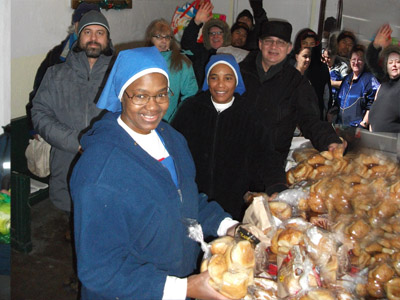 Distribution des boites alimentaires à la Maison du Pain