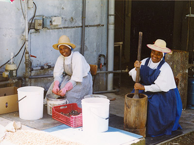 Le café est moulu chez les Apôtres de l'Amour Infini en Guadeloupe