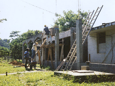 Construction du monastère à Bonao