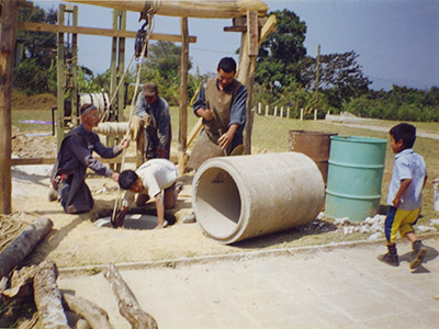 Les Apôtres de l'Amour Infini creusent des puits au Guatemala.