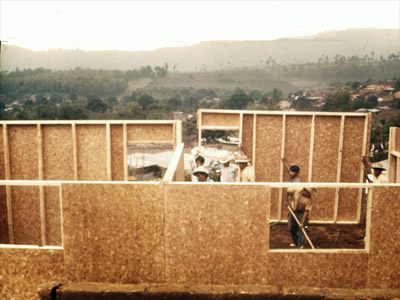Guatemala 1976, reconstruction par les Apôtres de l'Amour Infini