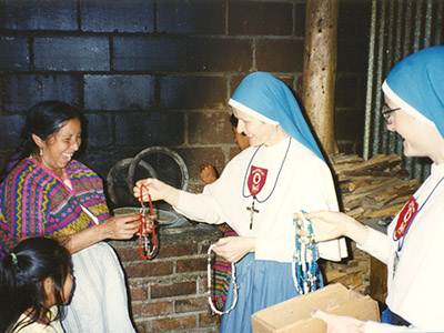 Distribution de chapelets par les Soeurs Apôtres de l'Amour Infini au Guatemala