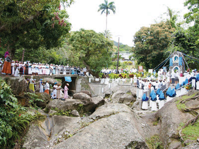 La foule des fidèles à la Grotte chez les Apôtres de l'Amour Infini