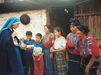 Quête à Guatemala par les Apôtres de l'Amour Infini