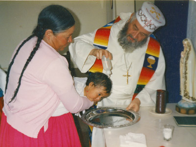 Père Jean-Grégoire baptise un bébé