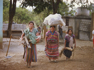 Les Apôtres de l'Amour Infini au Guatemala fournissent l'eau et le bois aux pauvres