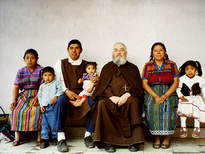 Famille amie des Apôtres de l'Amour Infini au Guatemala, avec Père Jean-Grégoire