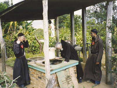 Père Jean-Grégoire inspecte un puits creusé par les Pères Apôtres de l'Amour Infini