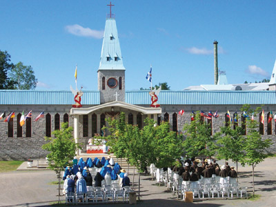 Messe au Podium de Jésus-Crucifié au Monastère du Magnificat