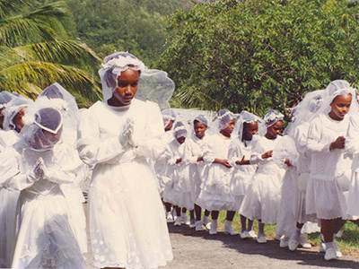 Procession de Première Communion chez les Apôtres de l'Amour Infini en Guadeloupe