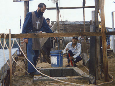 On creuse un puits à la mission de Guatemala.