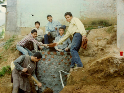 On creuse un puits à la mission de Guatemala.
