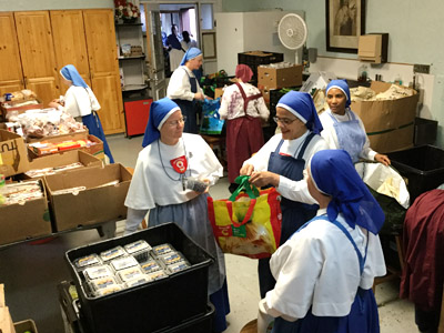 Distribution des boites alimentaires à la Maison du Pain