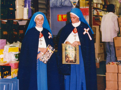 Distribución del Calendario del Magnificat por las Hermanas Apóstoles del Amor Infinito, Dystrybucja kalendarza Magnificat przez Siostry Apostołki Nieskończonej Miłości