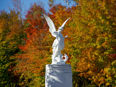 Statue de saint Michel Archange chez les Apôtres de l'Amour Infini, Estátua de São Miguel Arcanjo entre os Apóstolos do Amor Infinito