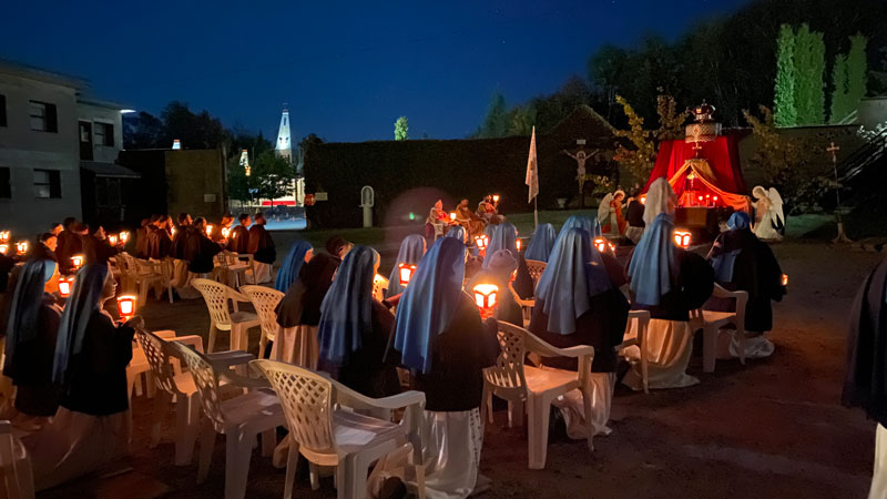 Messe brève après la procession aux flambeaux, au Monastère du Magnificat de la Mère de Dieu